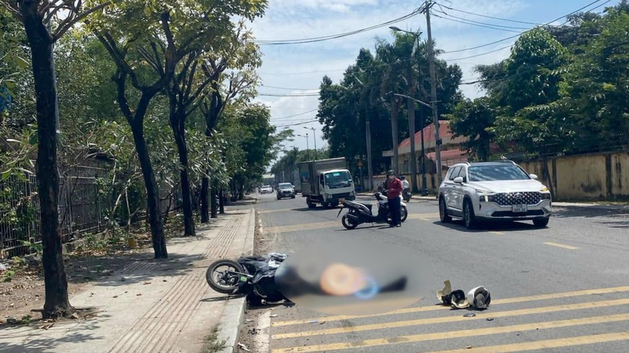 Hiện trường vụ tai nạn khiến nam sinh viên năm nhất tử vong.