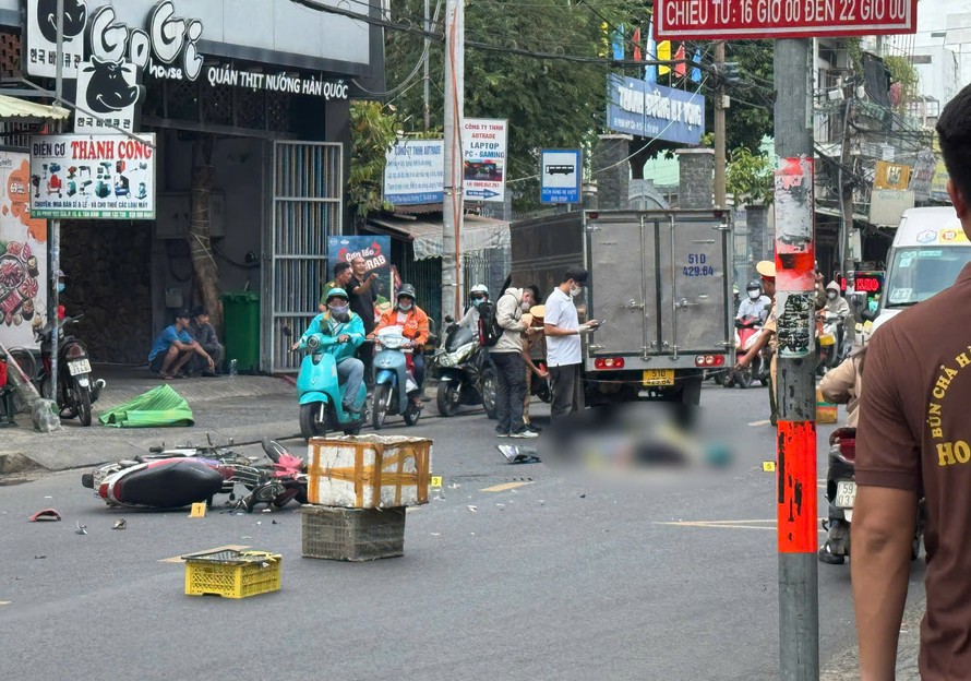 Hiện trường vụ tai nạn nghiêm trọng khiến nam giao hàng tử vong.