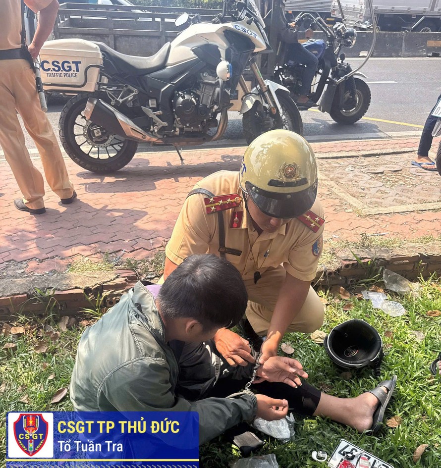 Lực lượng CSGT khống chế thành công đối tượng (Ảnh: CACC)