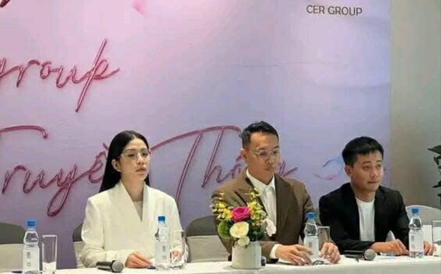 Quang Linh Vlogs, Hằng Du Mục và ông Lê Tuấn Linh (giữa) - Tổng Giám đốc Công ty Chị Em Rọt.