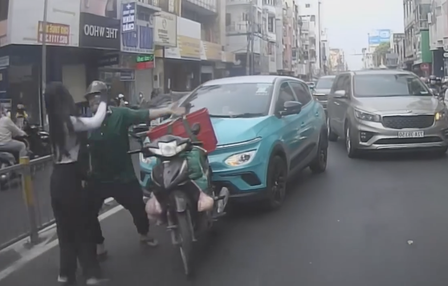 Hình ảnh người đàn ông đánh nữ tài xế taxi sau va chạm.