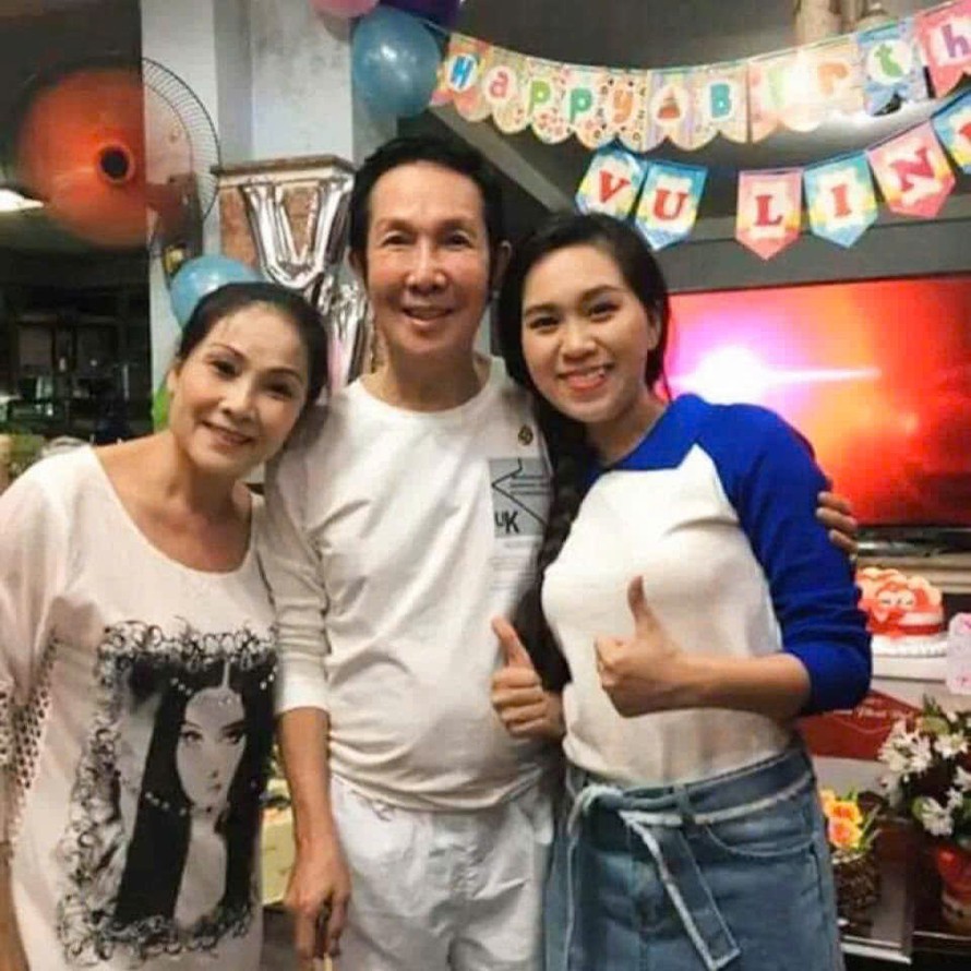 Bà Hồng Nhung (trái), cố NSƯT Vũ Linh, và Hồng Phượng