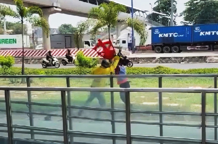 Nam bảo vệ nhà ga và tài xế công nghệ lao vào đánh nhau dữ dội.