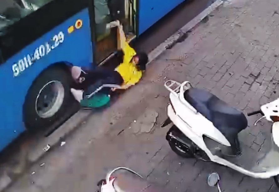 Hình ảnh nữ sinh bị xe buýt kéo lê trên đường. 