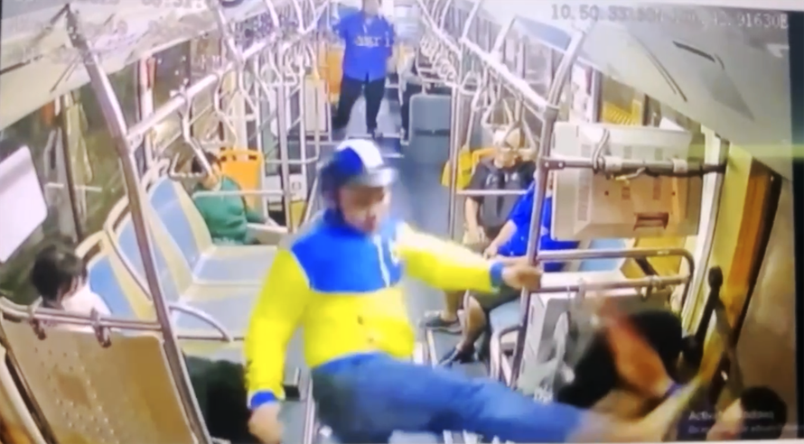 Hình ảnh người đàn ông mặc áo khoác xe công nghệ bất ngờ tấn công tài xế xe buýt.