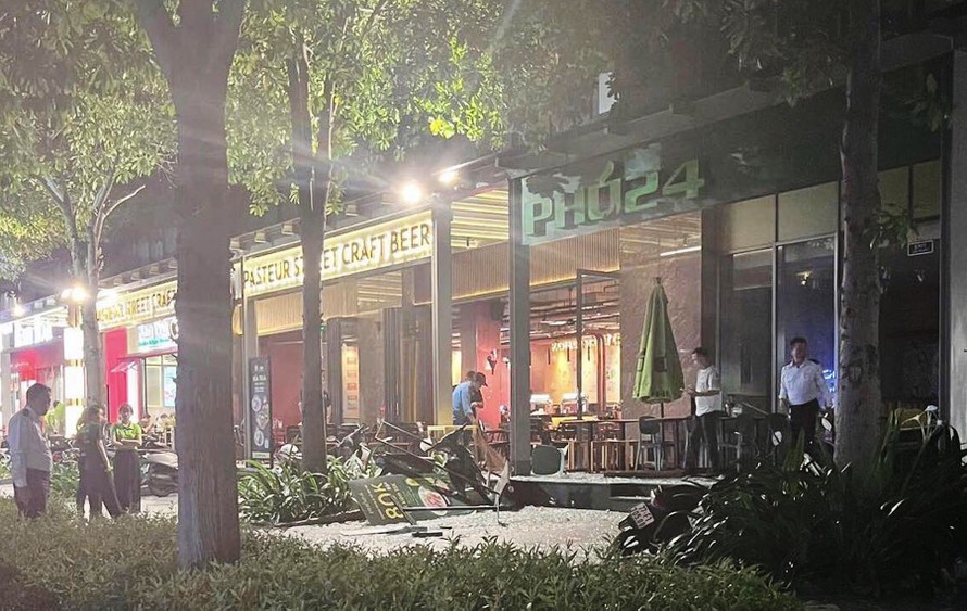 Lực lượng chức năng phong toả hiện trường vụ nổ tại quán phở ở Thủ Đức.