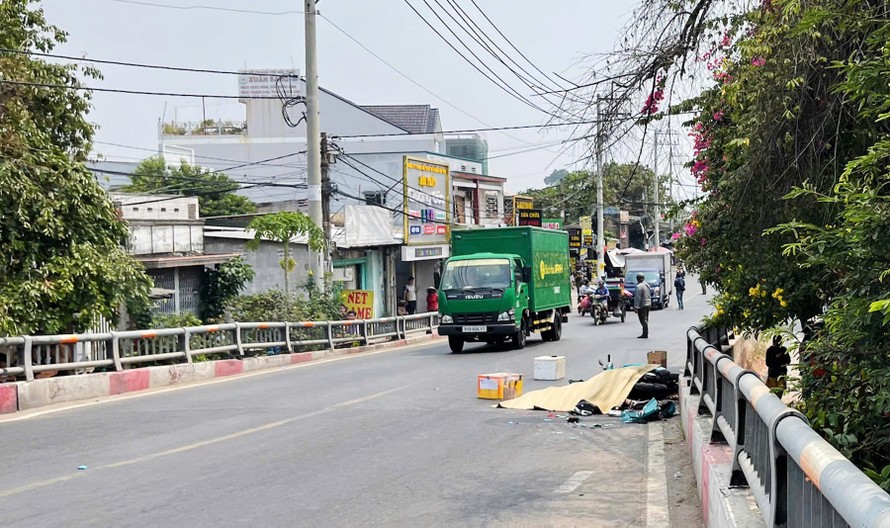 Vị trí nam tài xế xe ôm công nghệ bị xe container cán tử vong trên đường Tỉnh lộ 43.