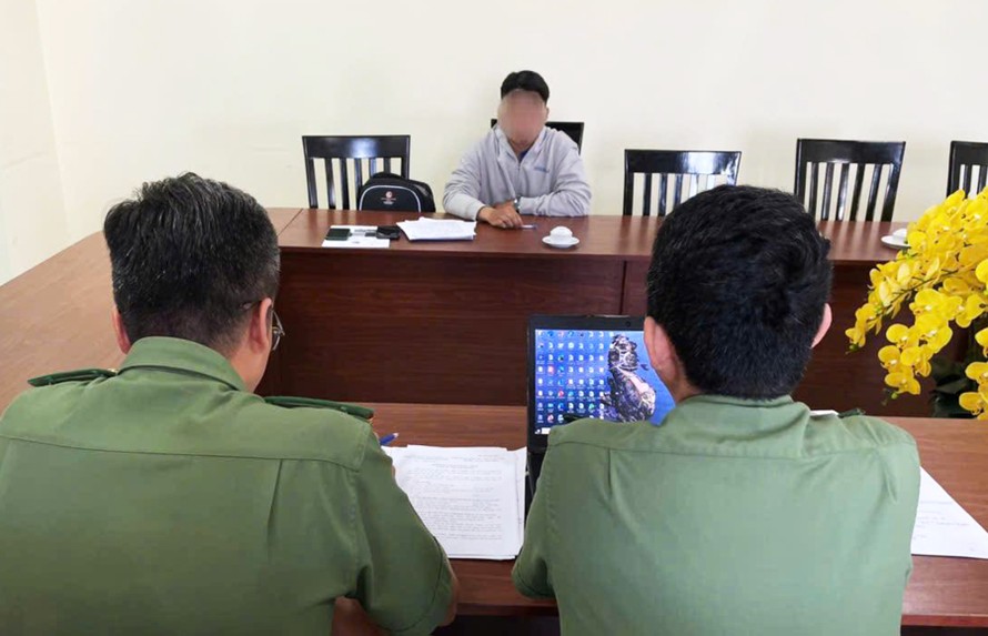 Nam sinh viên làm việc tại cơ quan Công an. (Ảnh: CACC) 