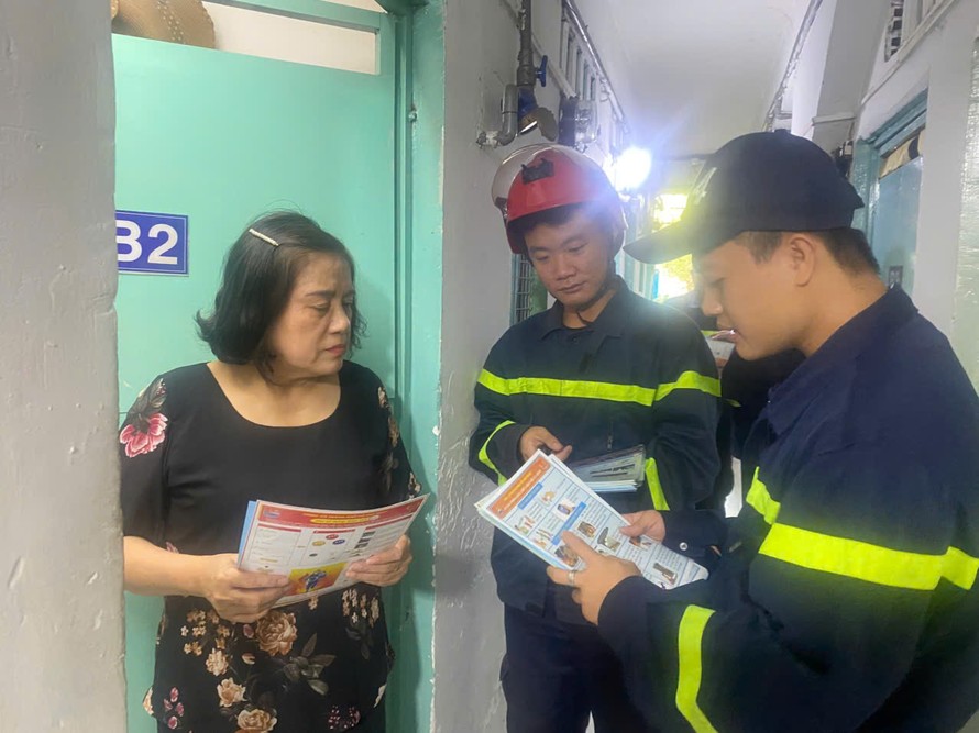 Lực lượng thuộc PC07 đến hướng dẫn từng chủ nhà trọ, 