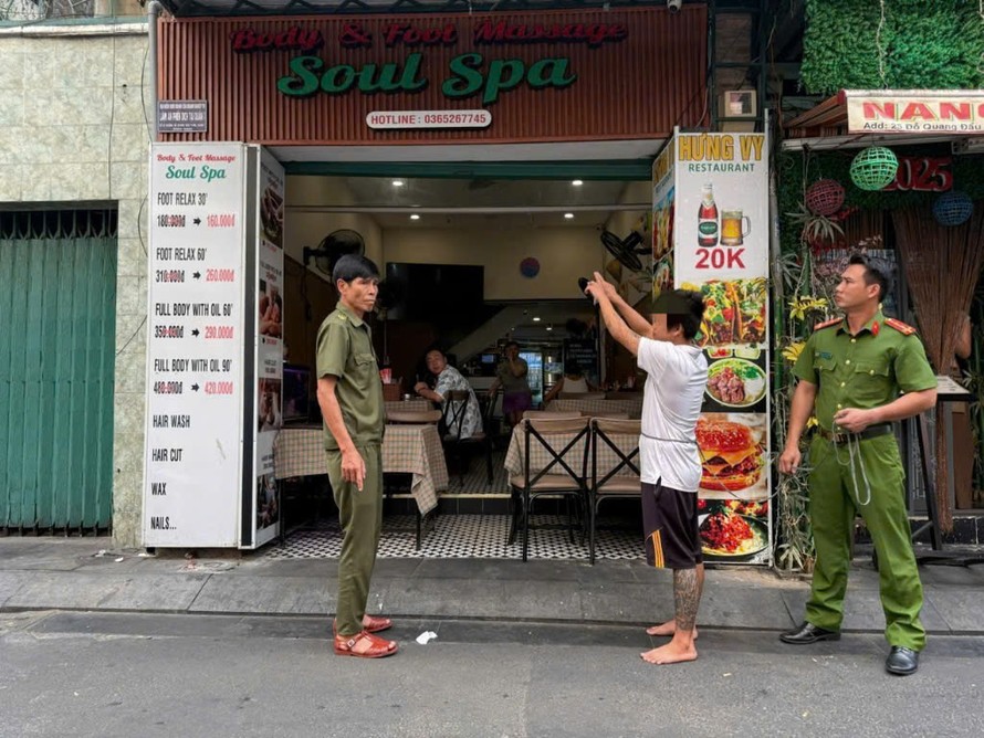 Đối tượng Đ.M.Q. thực nghiệm hiện trường gây án. 