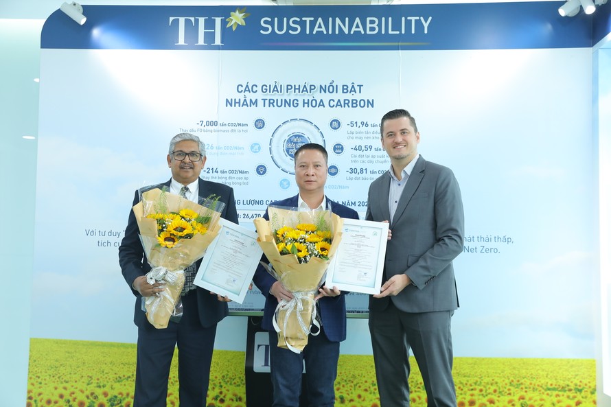 Giám đốc điều hành Control Union Việt Nam trao chứng nhận trung hoà carbon cho Công ty cổ phần Sữa TH và Công ty trách nhiệm hữu hạn Nước tinh khiết Núi Tiên.