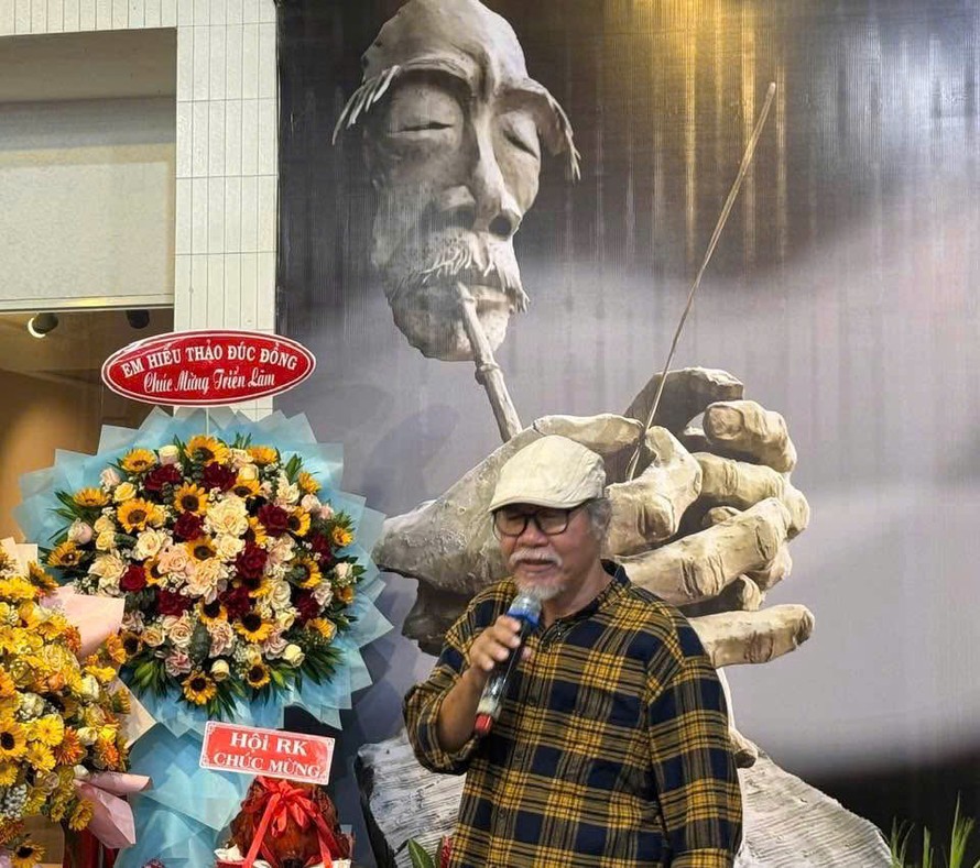 Họa sĩ Cường Tuse tại triển lãm "Nghịch đất"