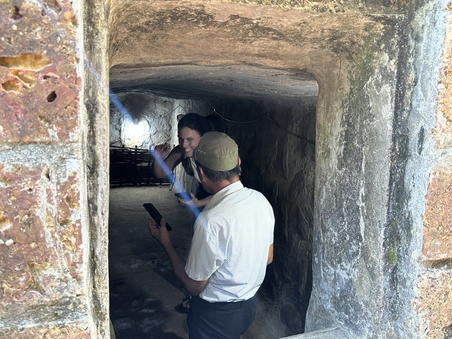 Ông Huỳnh Kim Ta tự hào dẫn du khách nước ngoài đi tham quan địa đạo.