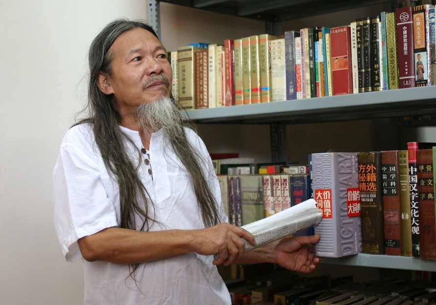 Dịch giả Nguyễn Tiến Văn. Ảnh: LÝ ĐỢI 