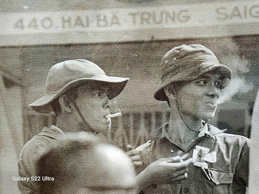 Chia nhau điếu thuốc lá khi đã làm chủ tình hình. 12h ngày 30/4/1975, tại ngã tư Hai Bà Trưng - Lý Chính Thắng Q1. Ảnh và chú thích: NGUYỄN ĐẠT