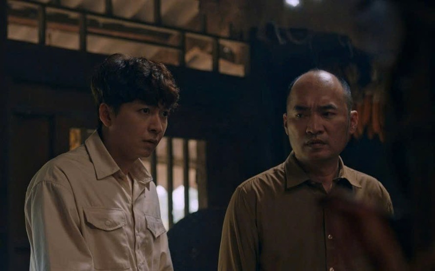 Nếu Tiến Luật được khen diễn xuất, thì Ngô Kiến Huy (bên trái) bị chê tơi tả về khả năng hóa thân trong "Tìm xác: ma không đầu".