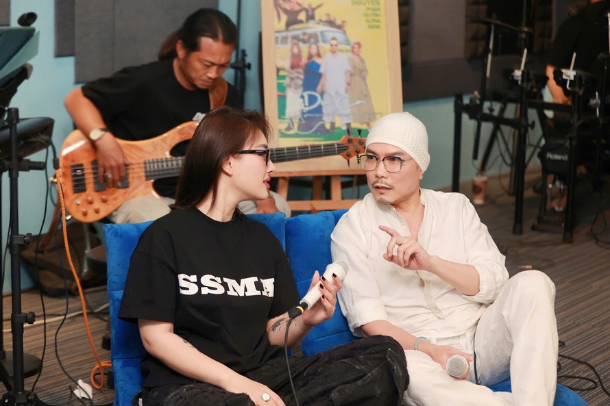 Jimmii Nguyễn tại buổi tập nhạc cho chương trình Du Ca số thứ 2 sẽ diễn ra tại bãi biển Cửa Lò ngày 3/5/2025