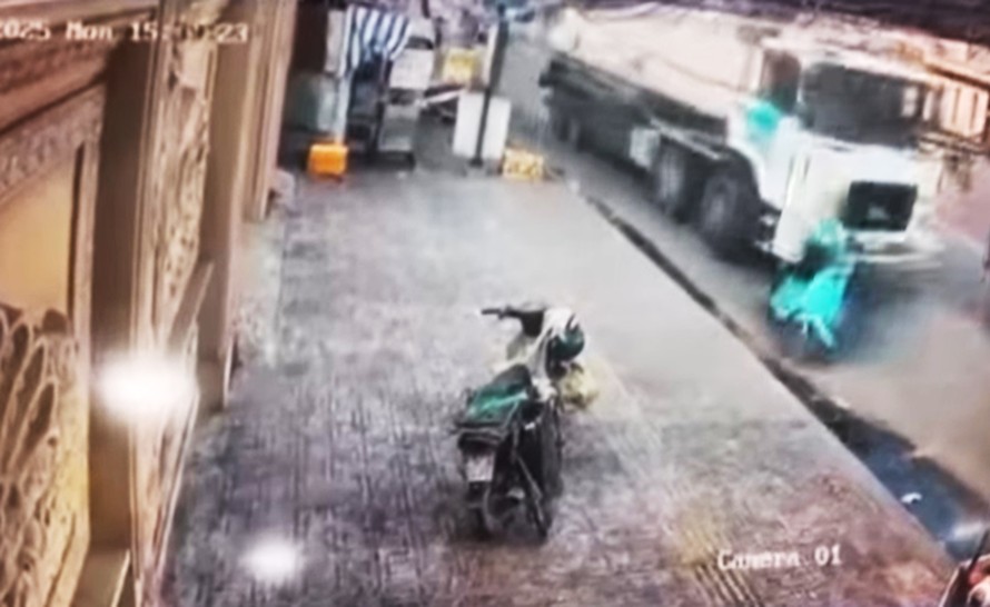 Thời điểm xảy ra va chạm giữa xe Xi-téc và xe máy điện,