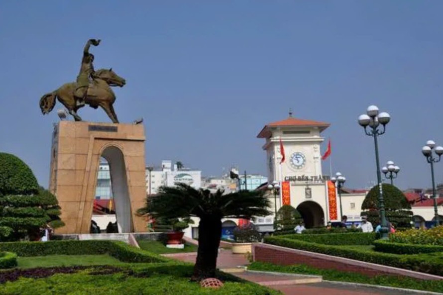 Tượng Trần Nguyên Hãn trước chợ Bến Thành của điêu khắc gia Nguyễn Thanh Thu