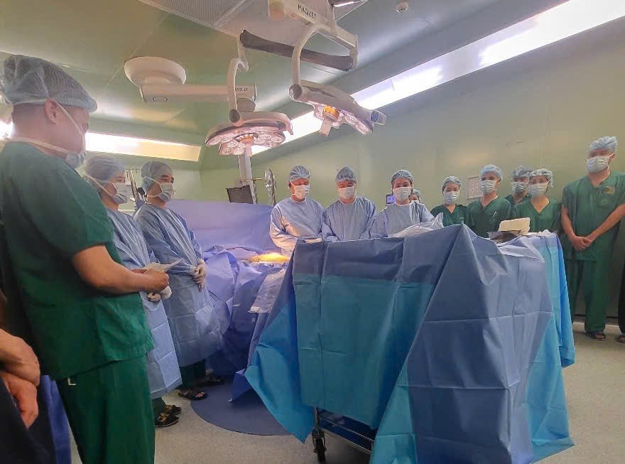 Các bác sĩ mặc niệm bệnh nhân đã hiến tạng tại bệnh viện Bạch Mai.