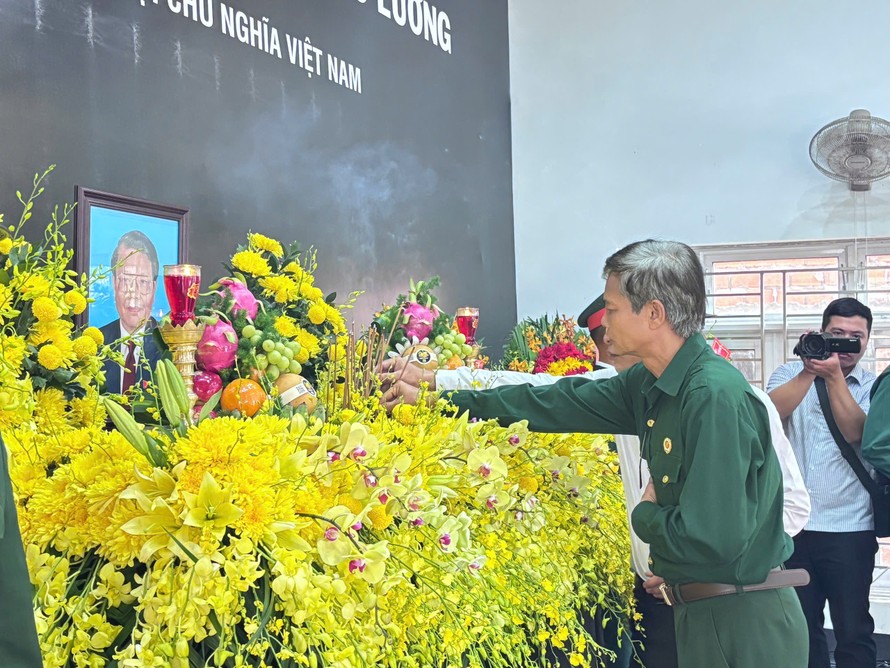 Lực lượng quân đội dâng hoa viếng nguyên Chủ tịch nước Trần Đức Lương