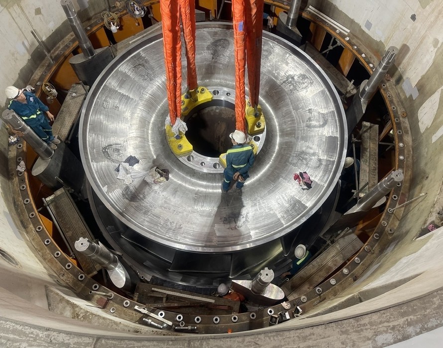 Hạ đặt thành công bánh xe công tác 110 tấn tại dự án thủy điện Hòa Bình mở rộng