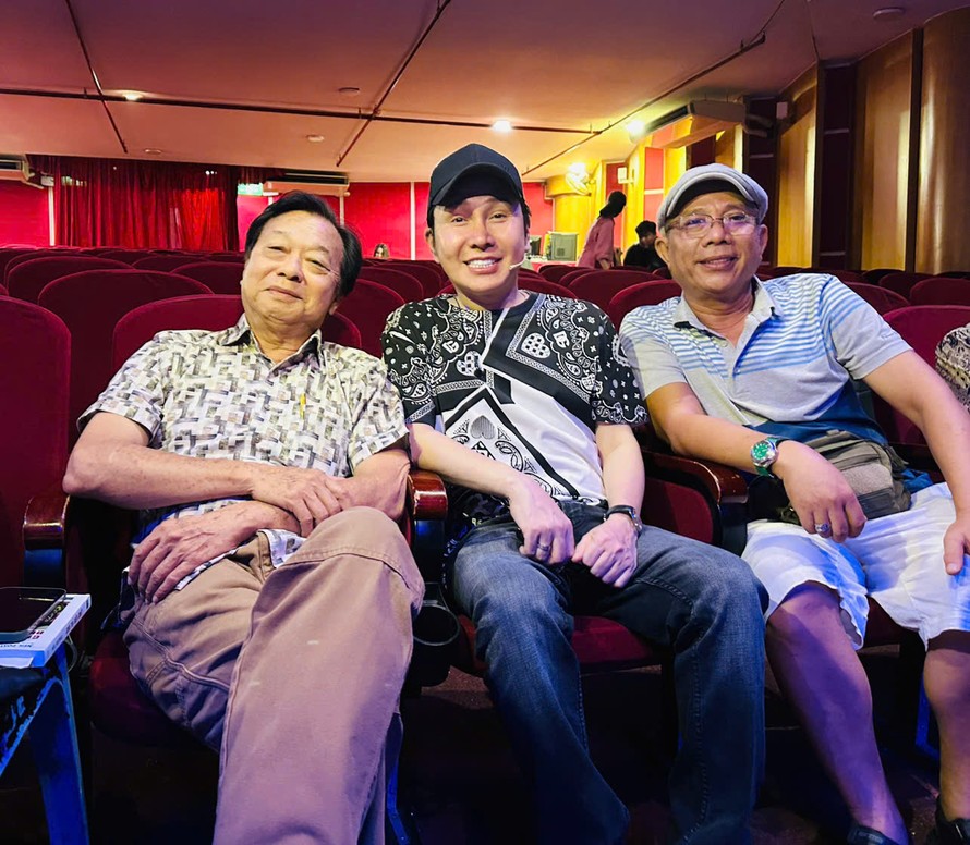 NSND Trần Ngọc Giàu (bìa trái), NSƯT Vũ Luân (giữa), nghệ sĩ Trung Dân trong buổi tập vở Hàn Mặc Tử