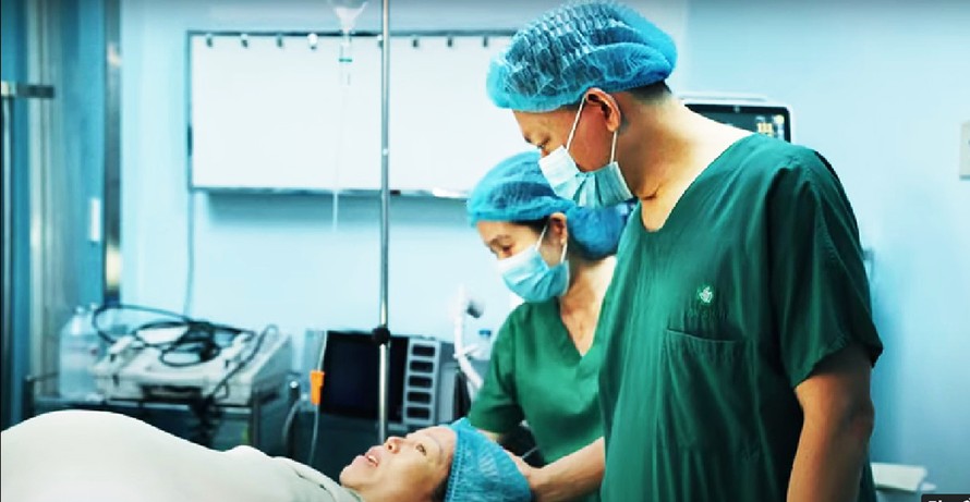 Bác sĩ Cao Hữu Thịnh trong một clip tại phòng khám điều trị cho bệnh nhân hiếm muộn.