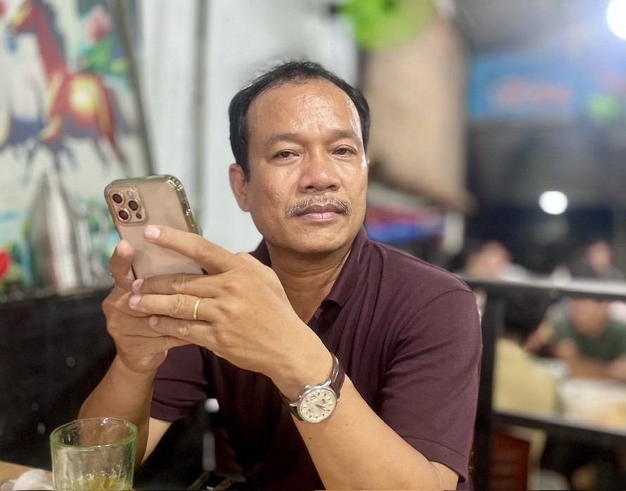 Nhà thơ Lý Đợi sinh năm 1978 tại Quảng Nam, hiện làm việc tại báo Thể thao & Văn hóa của Thông tấn xã Việt Nam ở TPHCM