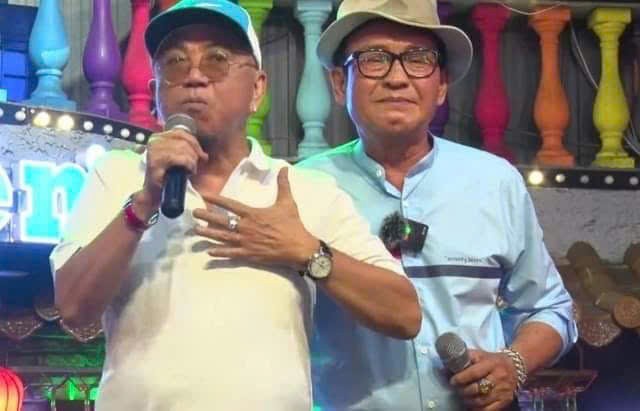 Danh hài Duy Phương (phải) vẫn miệt mài làm nhiều việc kiếm tiền ở tuổi ngoài 70.