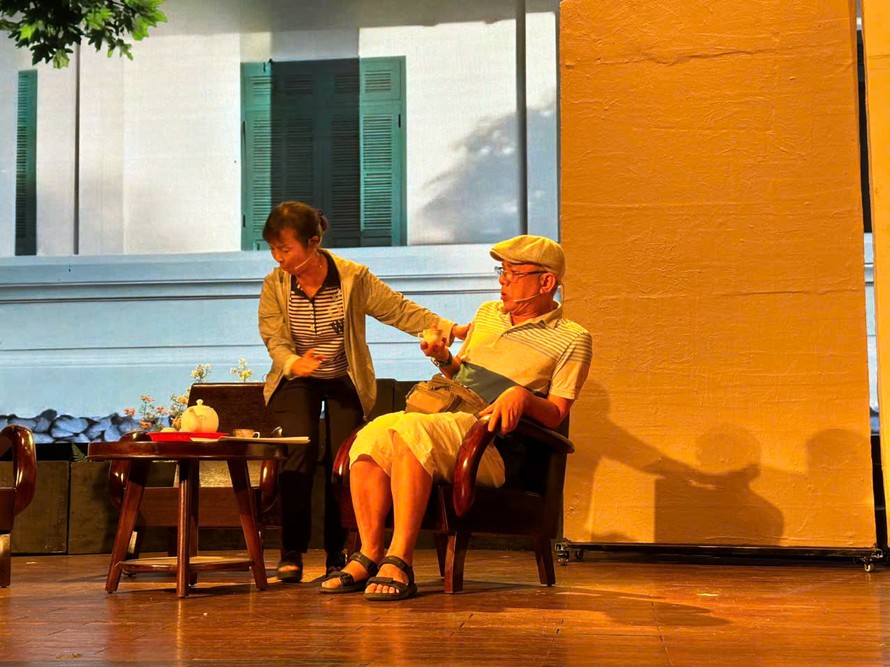 Nghệ sĩ Trung Dân (phải) vai cậu của nhà thơ Hàn Mặc Tử trên sàn tập vở "Hàn Mặc Tử"