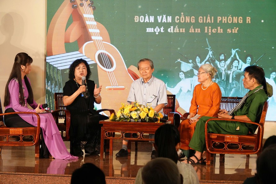 Giao lưu với cá nhân vật từng tham gia Đoàn Văn công Giải phóng