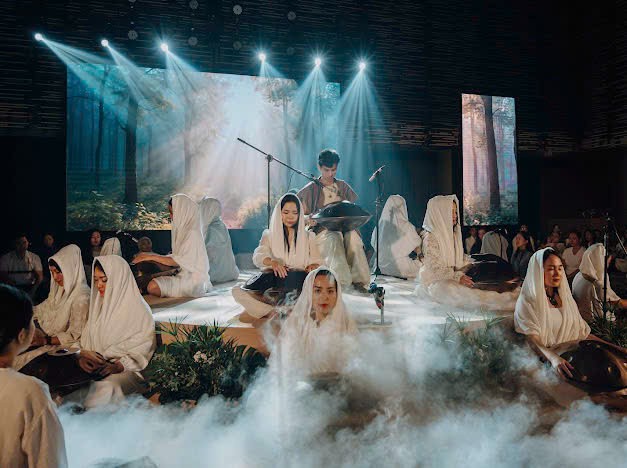 Nghệ sĩ handpan Tuấn Việt đang tạo ra tần số rung động âm thanh đặc biệt với những chiếc trống