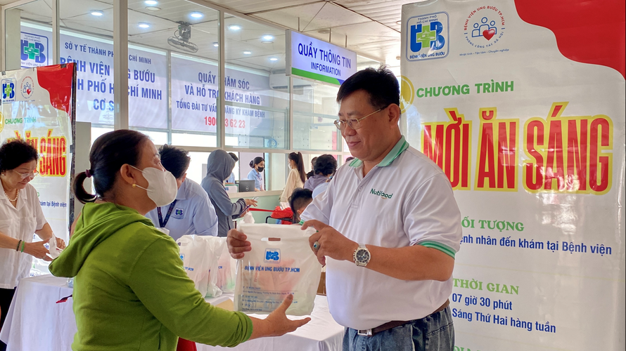 Đại diện Nutifood trao phần ăn sáng cho bà con
