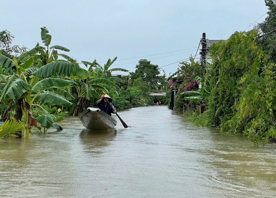 Mưa lớn gây ngập nặng ở thành phố Huế giữa mùa hè