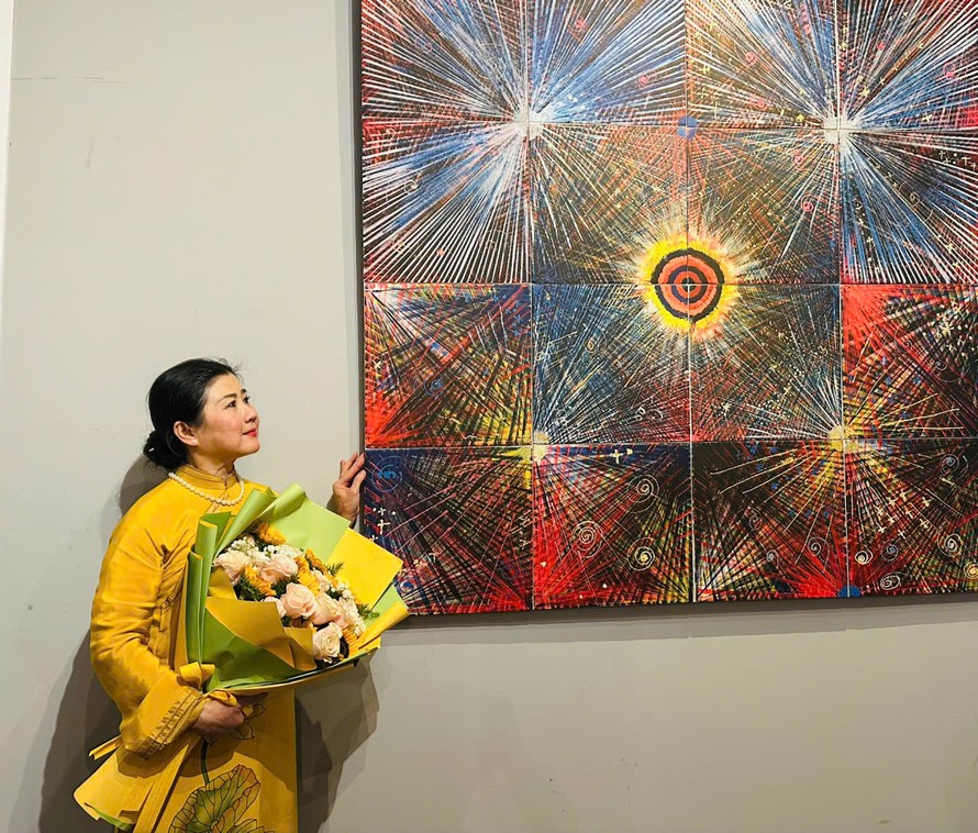 Nghệ sĩ Linh Huyền bên tác phẩm "Vũ trụ nổ"