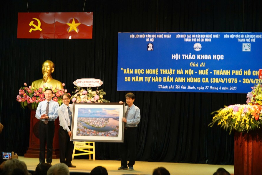 Kiến trúc sư Nguyễn Trường Lưu (bìa phải), Chủ tịch Liên hiệp các Hội Văn học nghệ thuật TP.HCM tặng bức ảnh kỷ niệm cho nhà thơ Hồ Đăng Thanh Ngọc, Chủ tịch Liên hiệp các Hội Văn học nghệ thuật TP. Huế