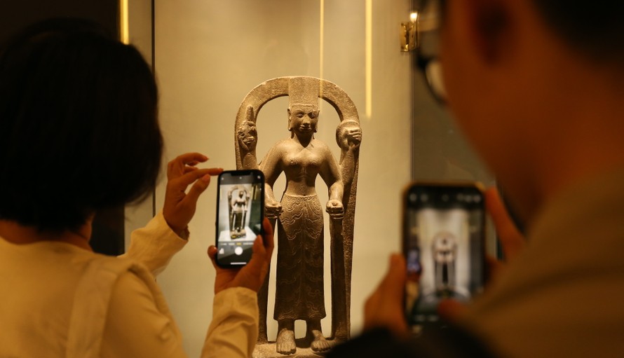 Tượng Nữ thần Durga (văn hóa Óc Eo) có niên đại thế kỷ VII – VIII. Hiện vật thuộc Bảo tàng Lịch sử TP.HCM, được công nhận Bảo vật Quốc gia năm 2013. 