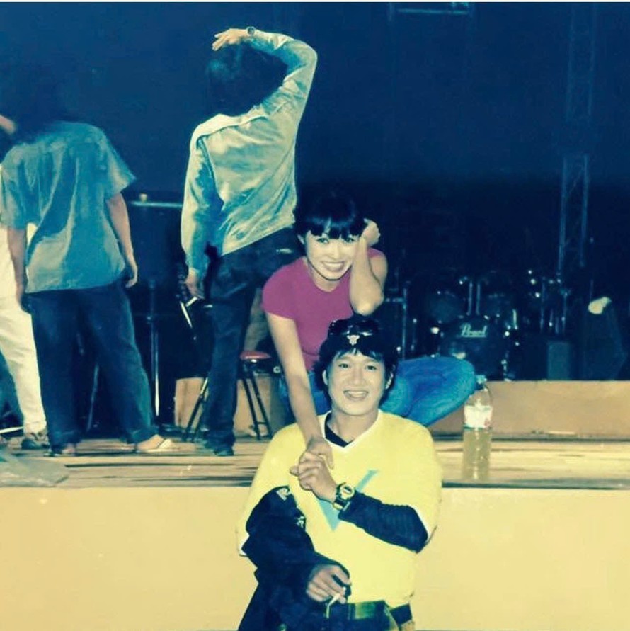 Nguyên Lộc (ngồi) và Phương Thanh tại show của Phương Thanh ở Sân vận động Quân khu 7, khi đó đây là show hát tại sân vận động đầu tiên của ca sĩ Việt