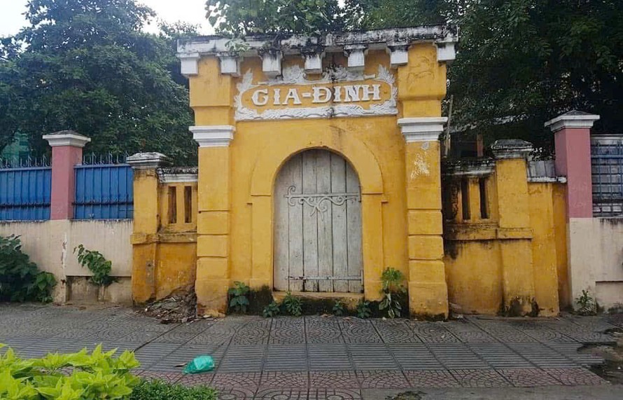 Di tích cổng thành Gia Định (trên đường Lê Văn Duyệt - Phan Đăng Lưu, đối diện lăng Tả quân Lê Văn Duyệt).