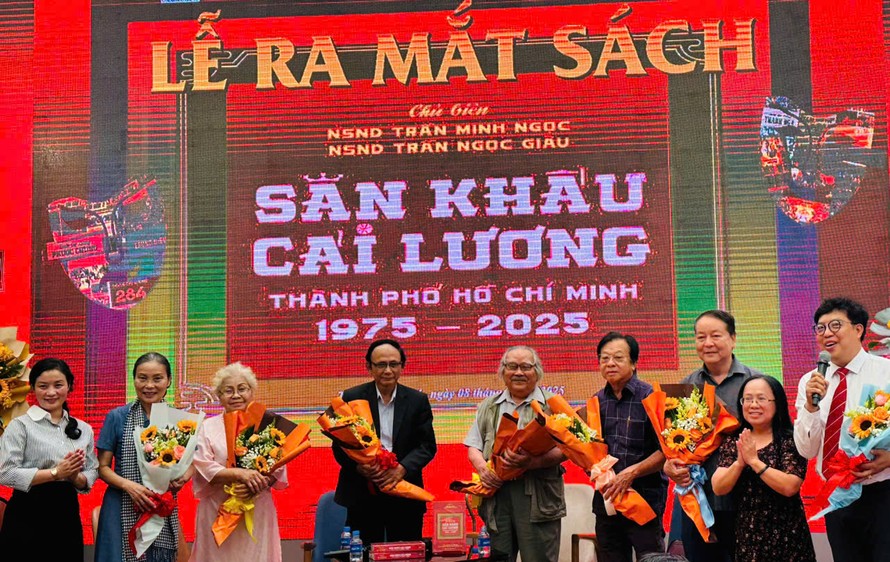 Các thành viên thực hiện sách Sân khấu cải lương Thành phố Hồ Chí Minh 1975-2025" trong buổi giao lưu và ra mắt.