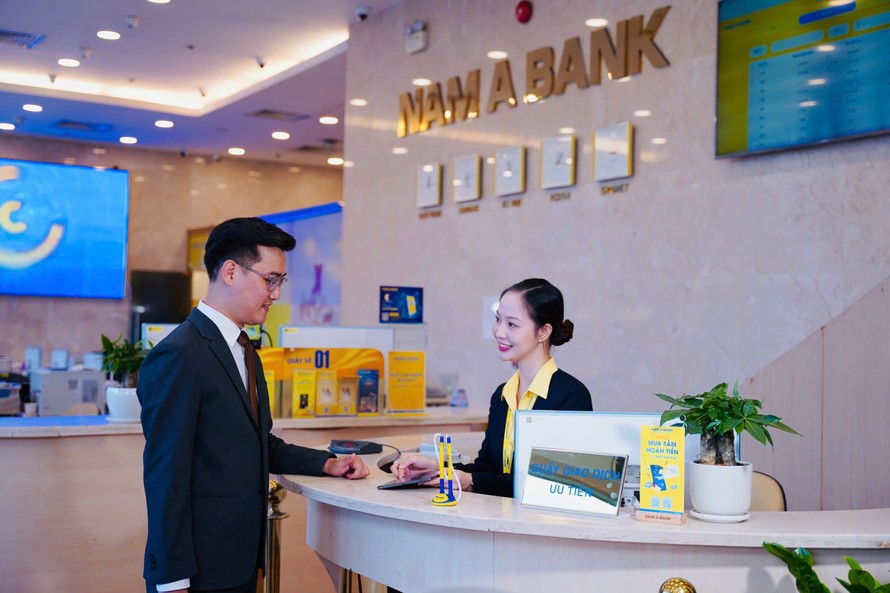 Khách hàng giao dịch tại Nam A Bank