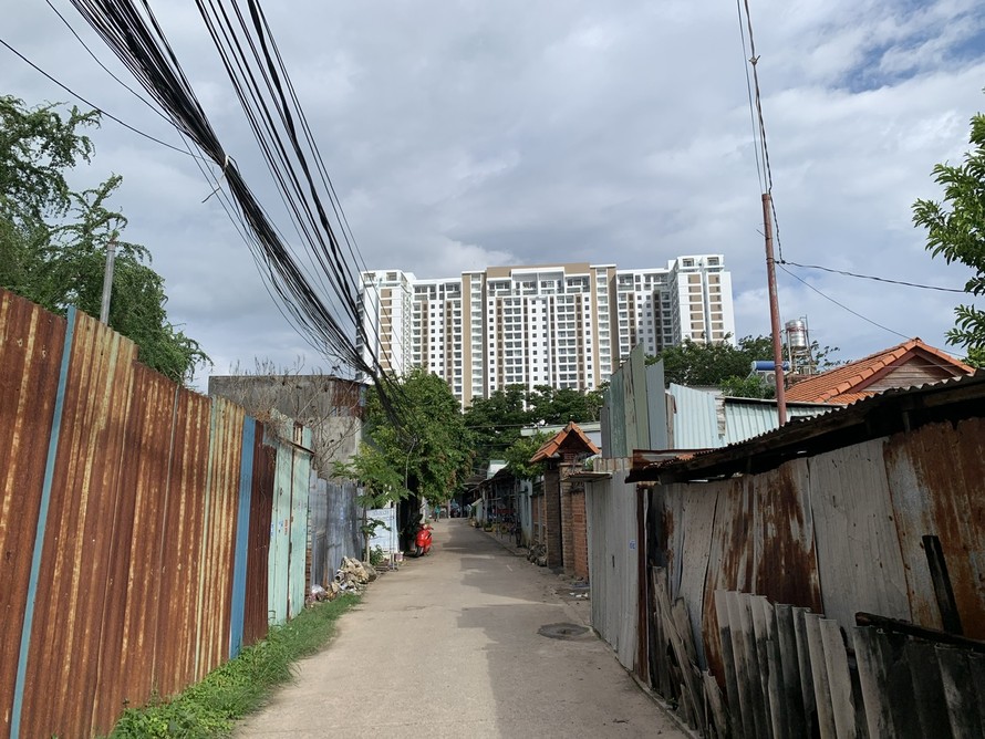 Dãy nhà tạm thuộc khu C, đối diện là dự án chung cư của DIC tại Khu Trung tâm Chí Linh.