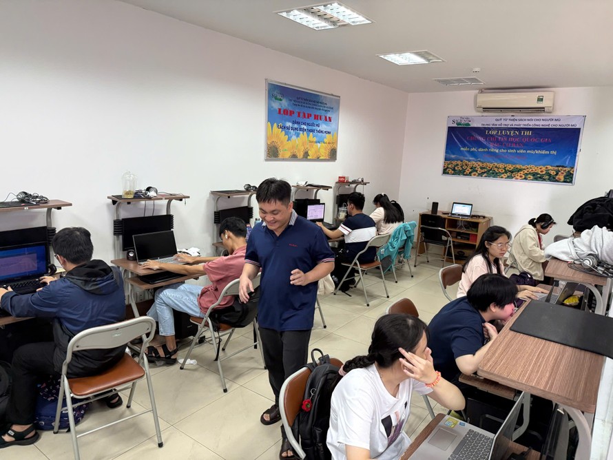 Phòng luyện thi chứng chỉ vi tính dành cho người mù của Thư viện Hướng Dương