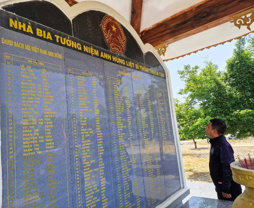 Nhà bia tưởng niệm anh hùng liệt sĩ làng Thạch Tân dựng giữa làng