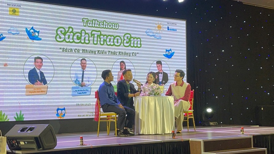 Đại sứ văn hóa đọc, nhà báo Trung Nghĩa đang chia sẻ tại tạo đàm "Sách trao em"