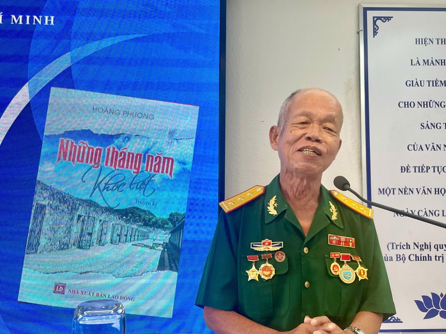  Tác giả Hoàng Phương (bút danh của nhà báo, cựu tù Côn Đảo – Trịnh Phi Long) tại buổi ra mắt sách