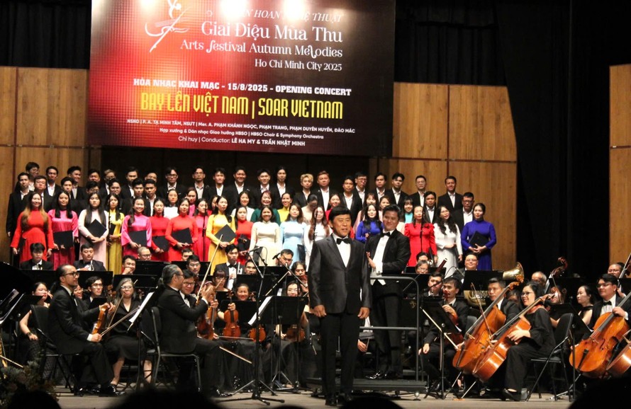 NSND Tạ Minh Tâm – thể hiện ca khúc Tổ quốc tôi chưa đẹp thế bao giờ – là khách mời luôn được chờ đợi ở các kỳ Giai điệu mùa Thu - Ảnh: Minh Khang.