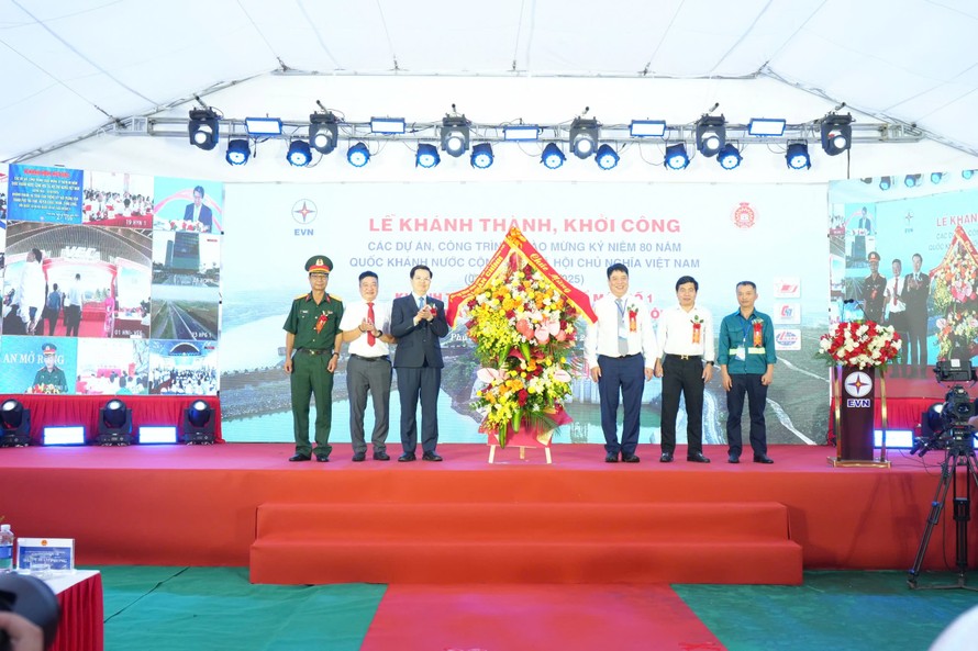 Phó Thủ tướng Mai Văn Chính chúc mừng EVN và nhà thầu khánh thành tổ máy 1 Nhà máy Thủy điện Hòa Bình mở rộng.