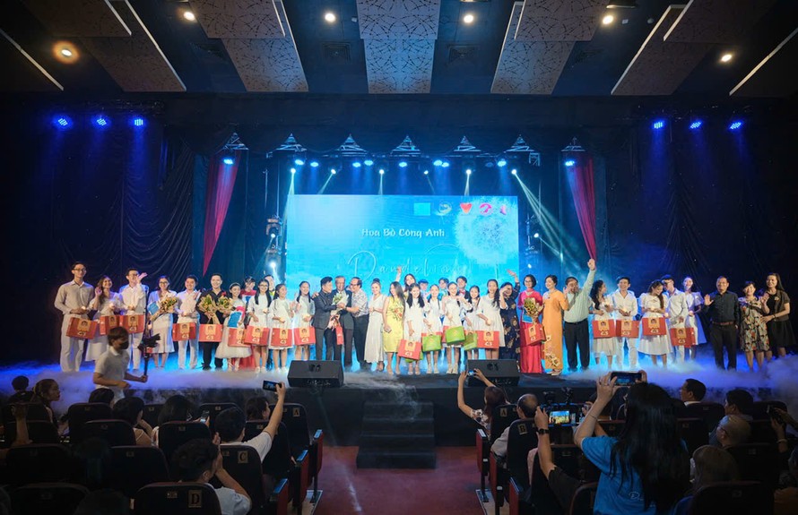 Nhóm Hoa Bồ Công Anh tham gia biểu diễn văn nghệ gây quỹ từ thiện